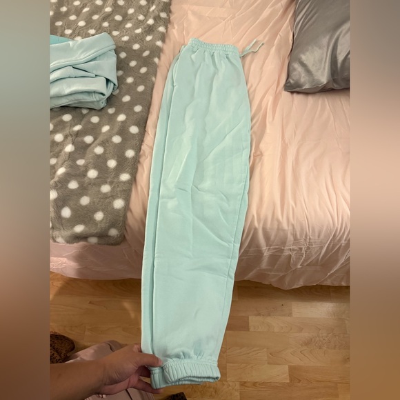 White Fox Boutique Mint Sweatshirt & Sweatpants (Sold together) - Picture 4 of 4